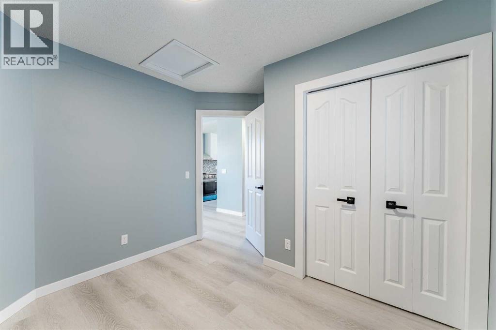 Single Family House Bi-level for Sale in  Erin Meadow Crescent SE Erin Woods Calgary 