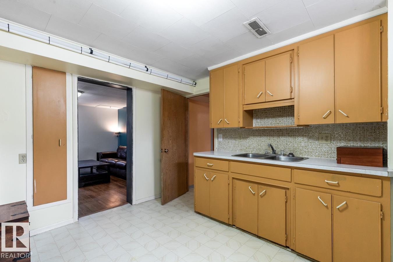 7708 78 AV NW, Edmonton