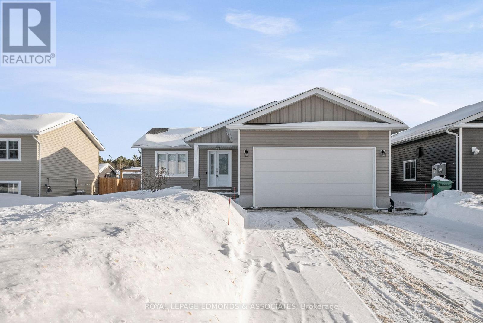 11 TERRANCE DRIVE - Photo 2 of 44, Petawawa, Ontario