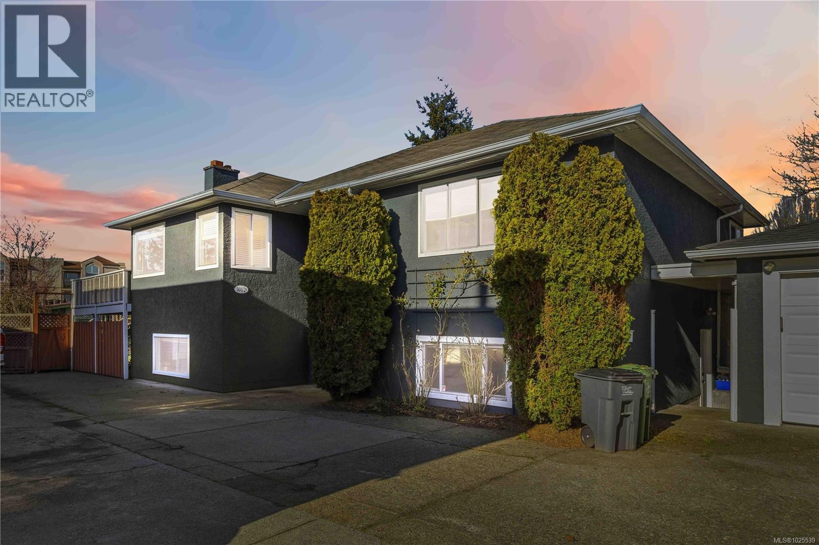 B 3002 Cedar Hill Road, Victoria