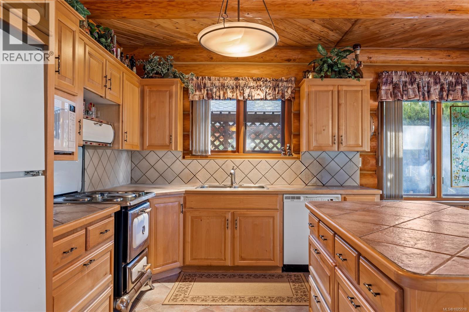 1270 Chalet Rd, Qualicum Beach