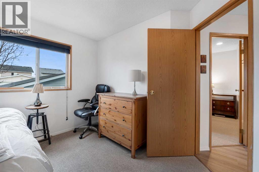 Single Family House Bi-level for Sale in  Rivercrest Close SE Riverbend Calgary 