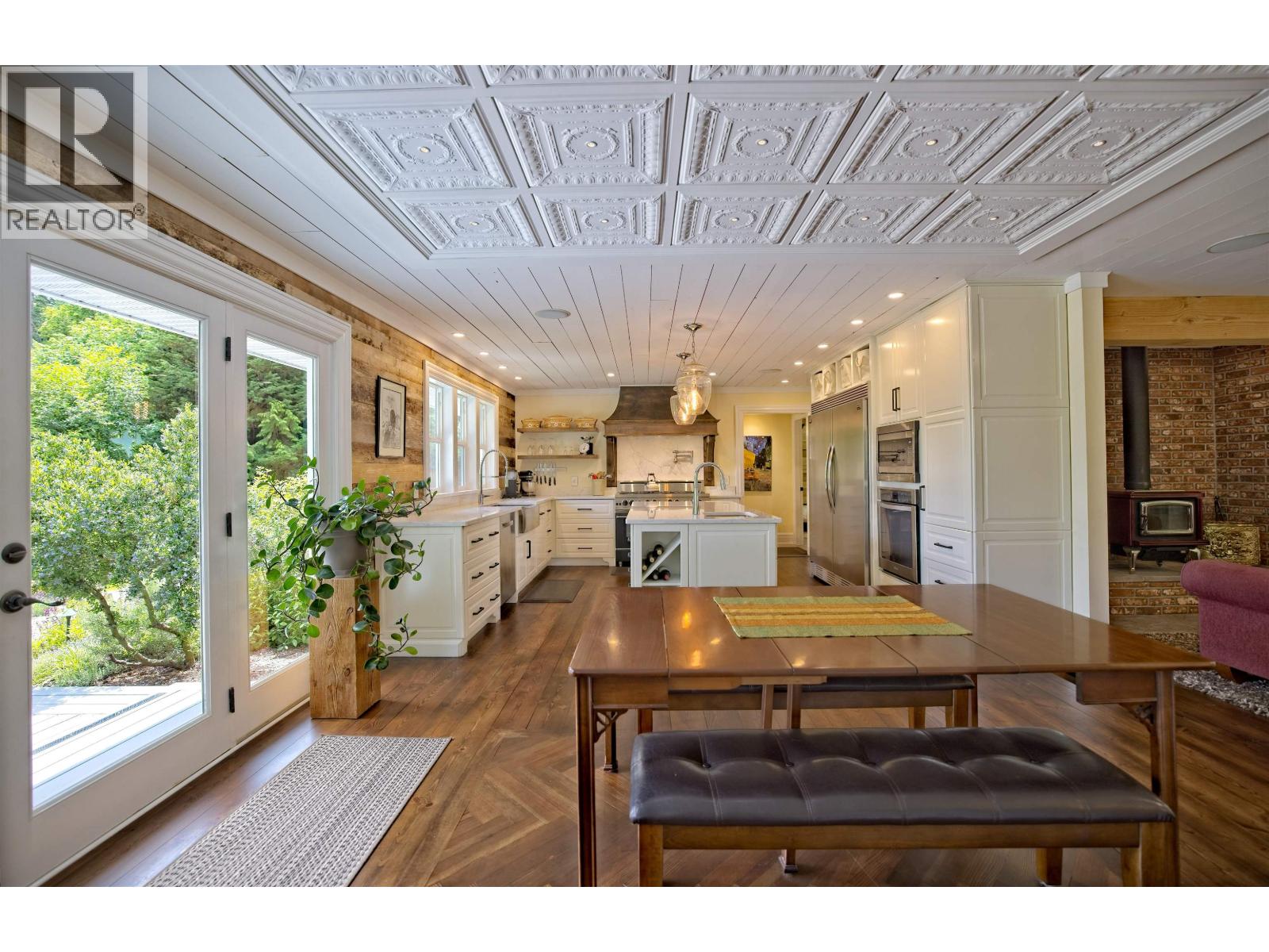 118 DOUGLAS ROAD, Salt Spring Island