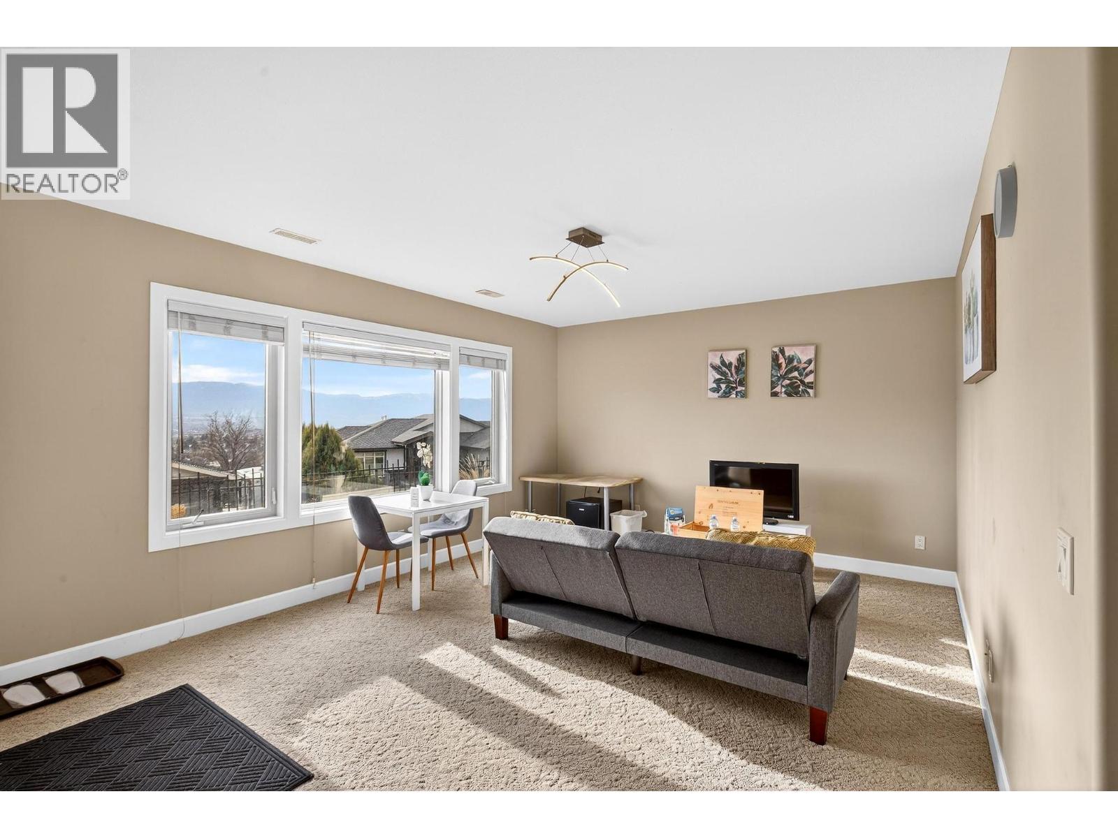 748 Traditions Crescent, Kelowna