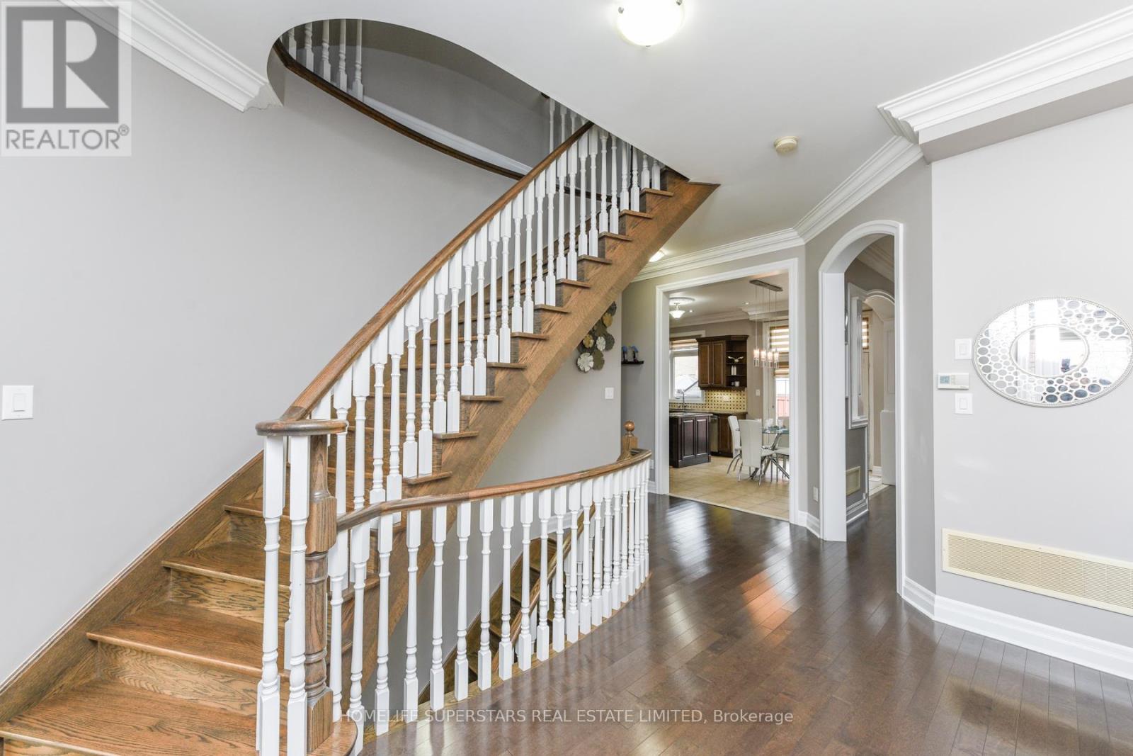 8 BAINSVILLE CIRCLE - Photo 3 of 32, Brampton (Bram East), Ontario