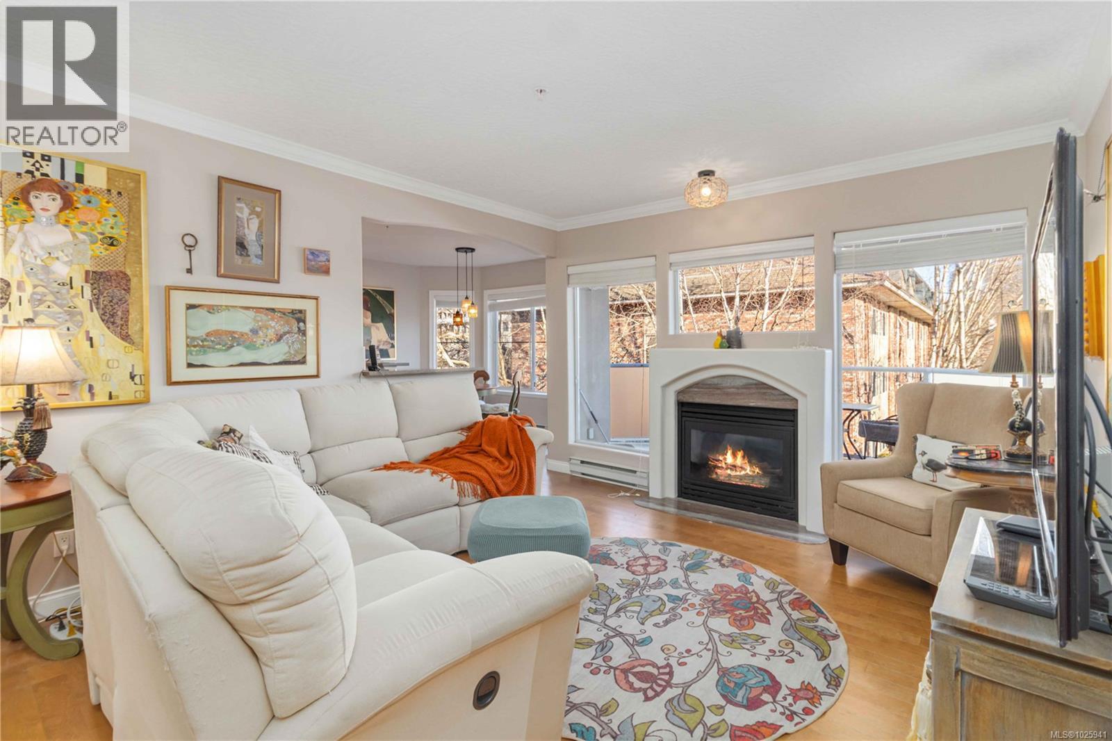 #305 405 Quebec St - 3