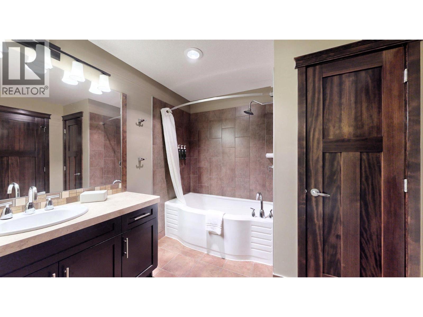 800 BIGHORN Boulevard Unit# 825 E, Radium Hot Springs