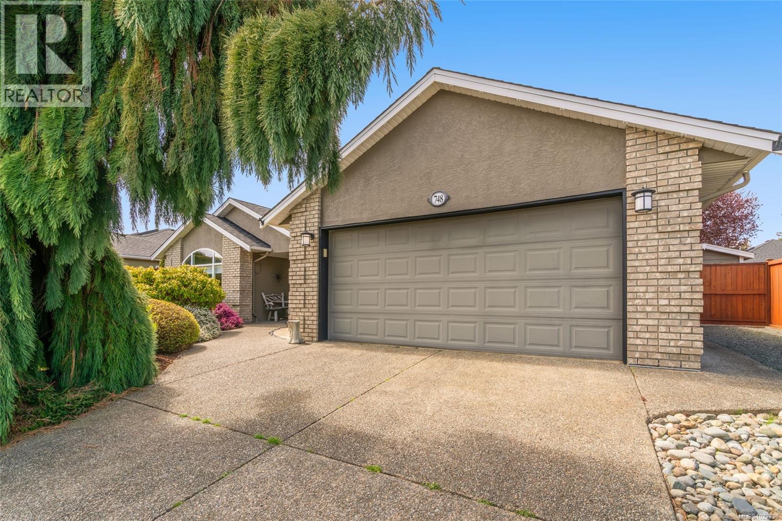 748 Kensington Pl, Qualicum Beach