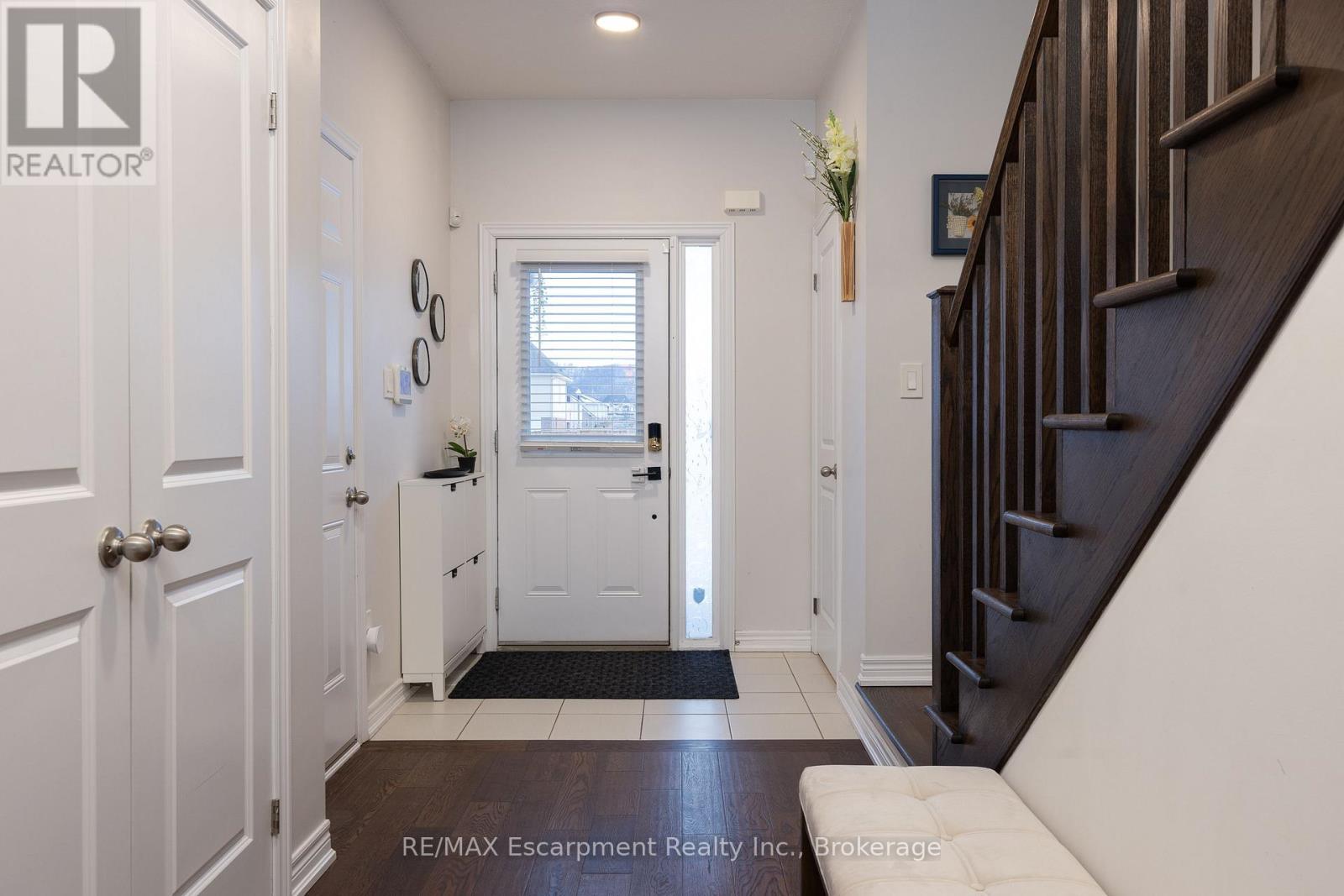 31 PINOT CRESCENT - Photo 3 of 21, Hamilton (Fruitland), Ontario