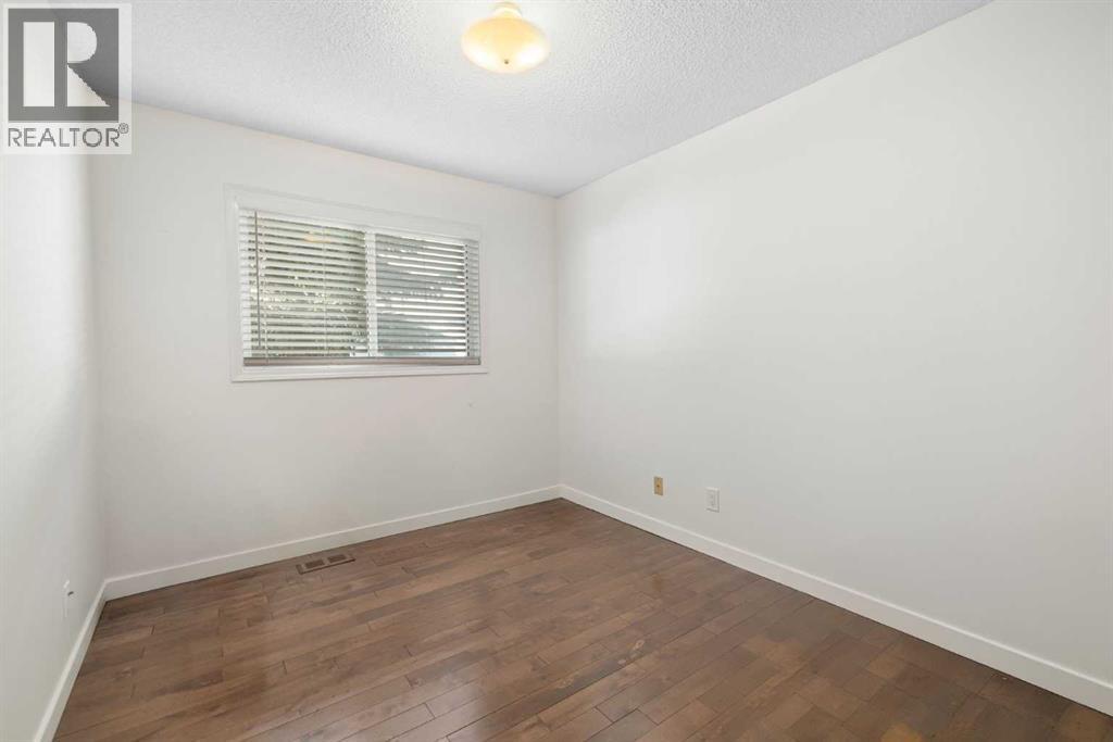 Single Family House for Sale in  Deer Ridge Close SE Deer Ridge Calgary 