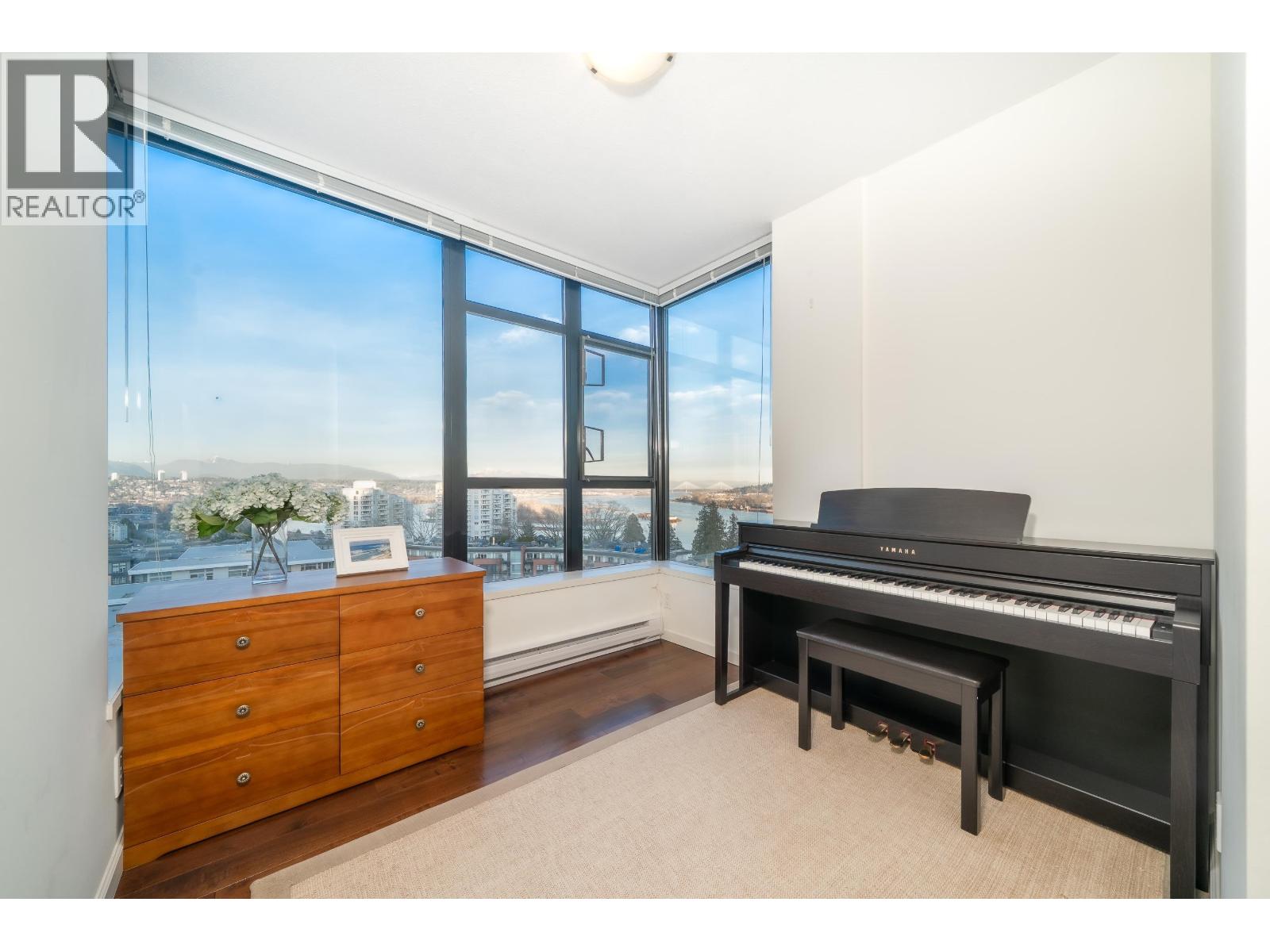 804 15 E ROYAL AVENUE, New Westminster