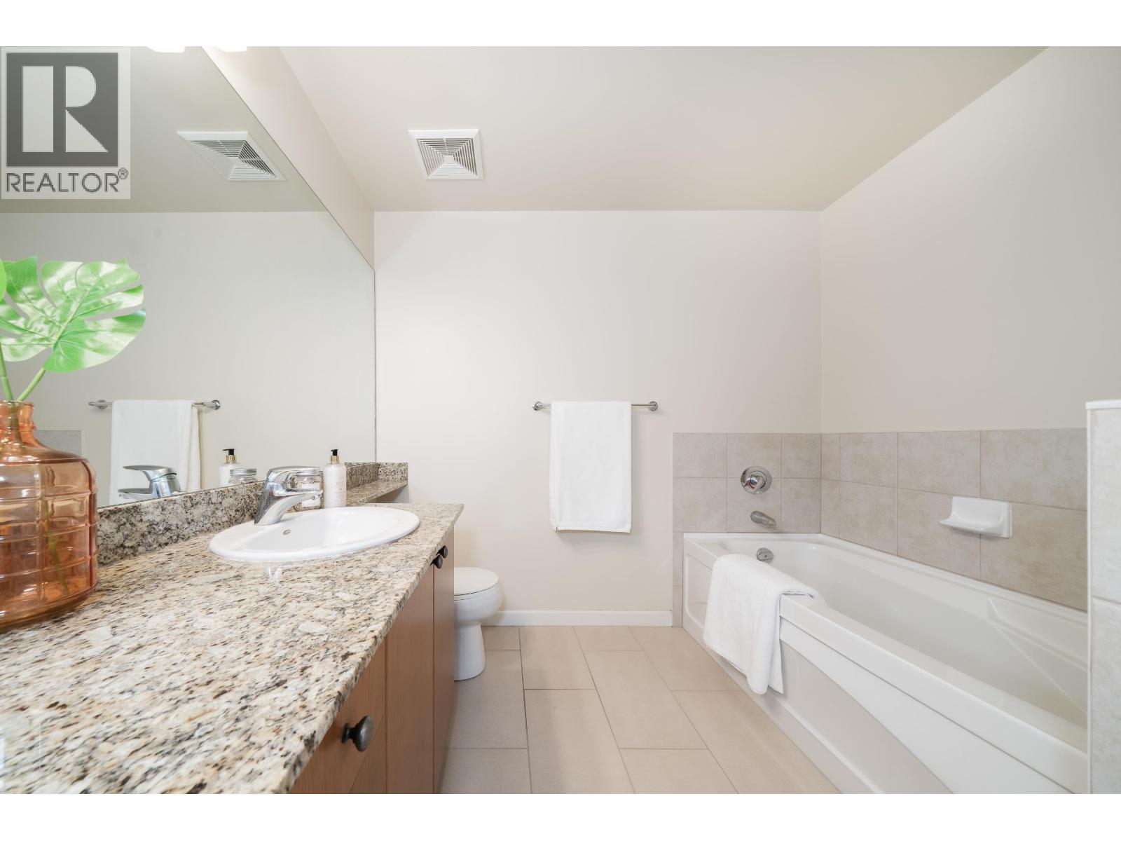 804 15 E ROYAL AVENUE, New Westminster