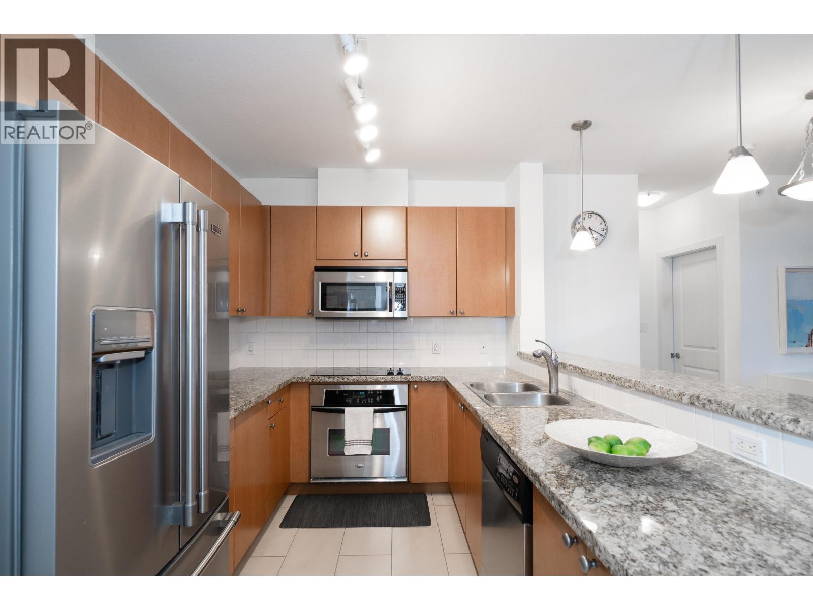 804 15 E ROYAL AVENUE, New Westminster