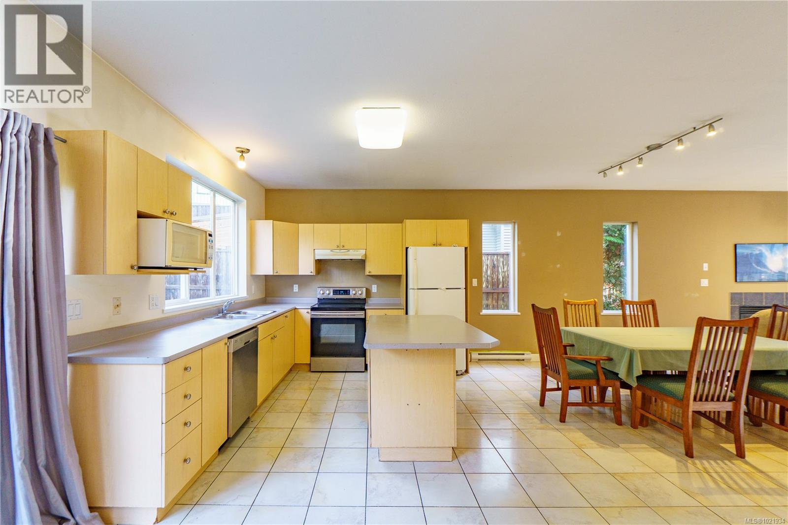 809 ocean park Dr, Tofino