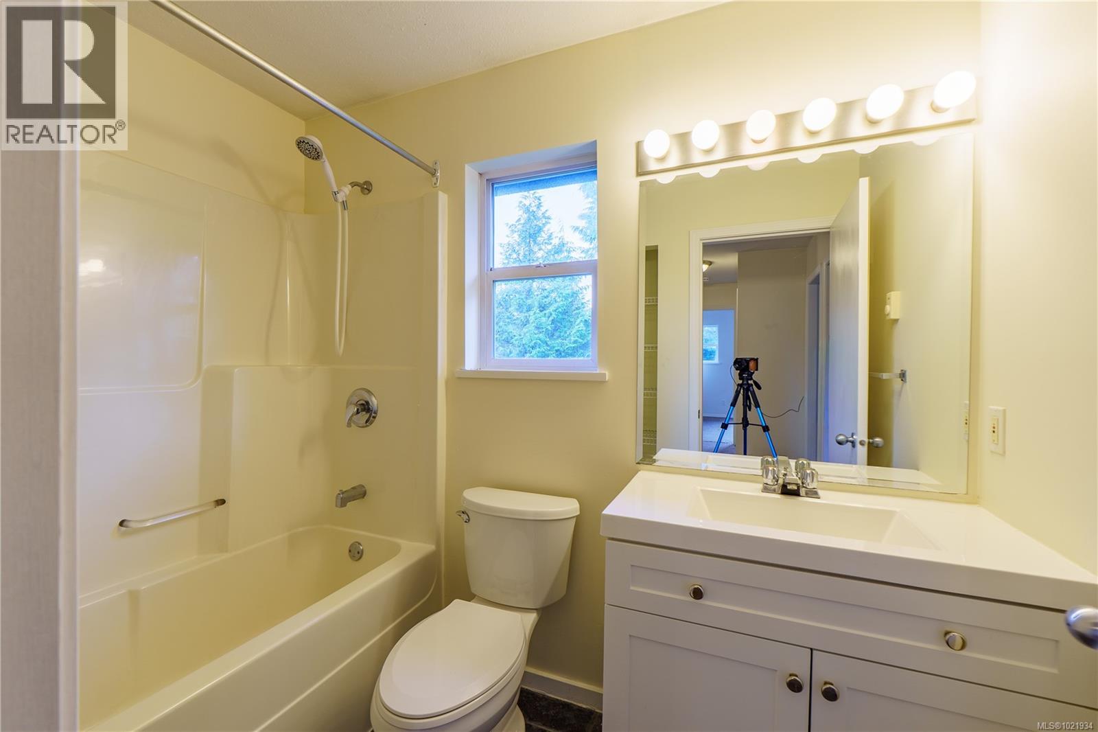 809 ocean park Dr, Tofino