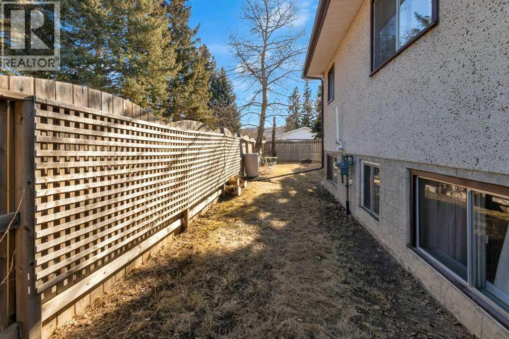 Multi-family House Bi-level for Sale in /  Avenue NW Bowness Calgary 