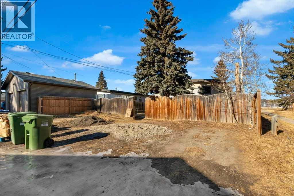 Multi-family House Bi-level for Sale in /  Avenue NW Bowness Calgary 