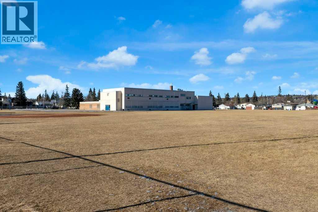 Multi-family House Bi-level for Sale in /  Avenue NW Bowness Calgary 