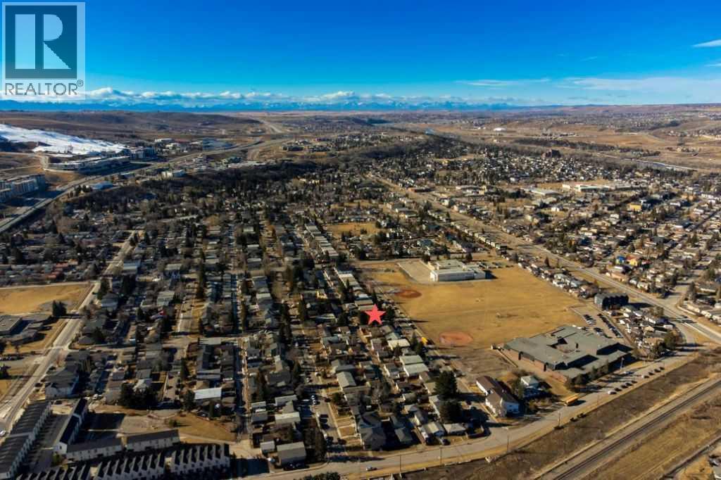 Multi-family House Bi-level for Sale in /  Avenue NW Bowness Calgary 