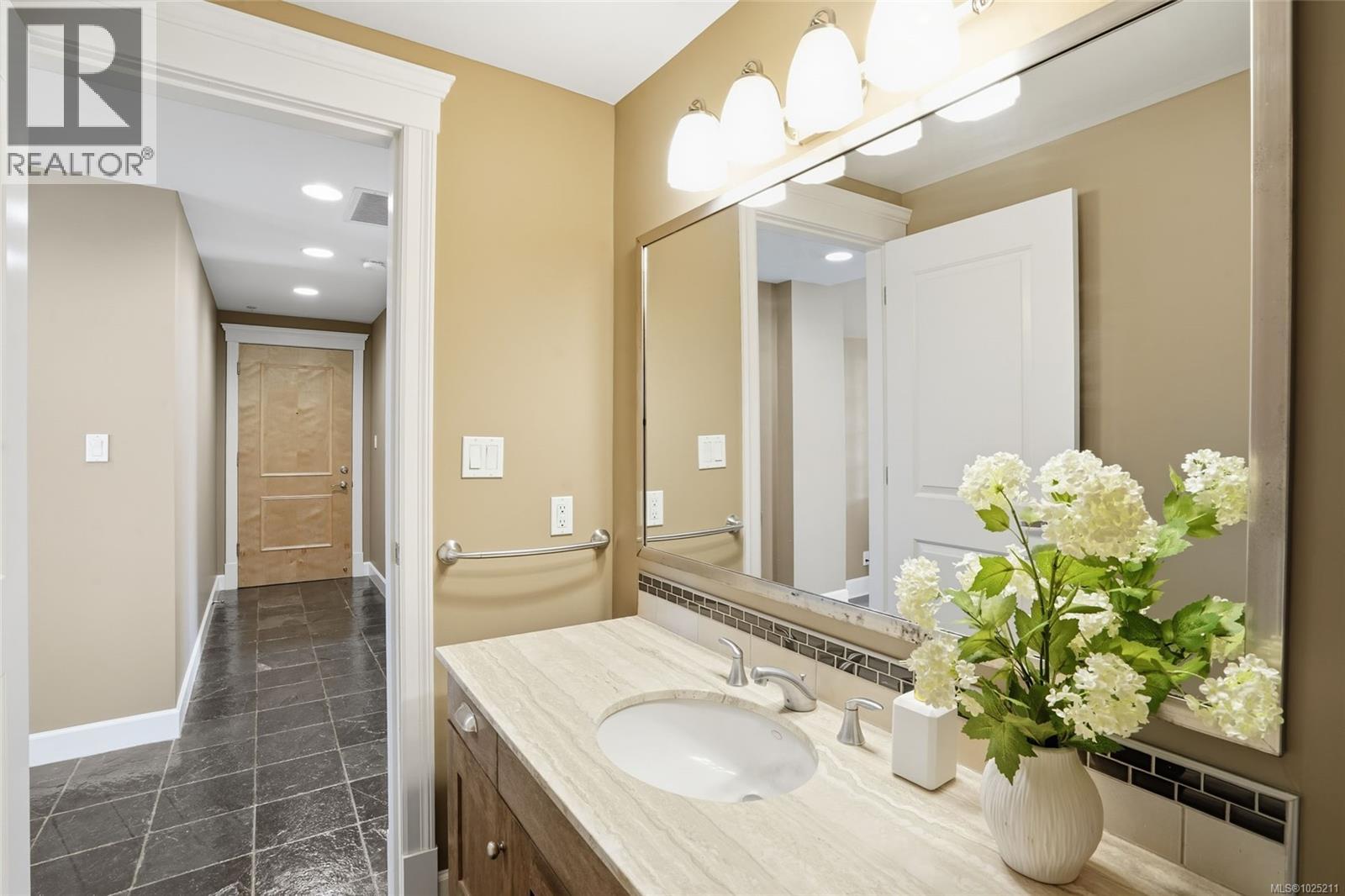 201 225 Rosehill St, Nanaimo