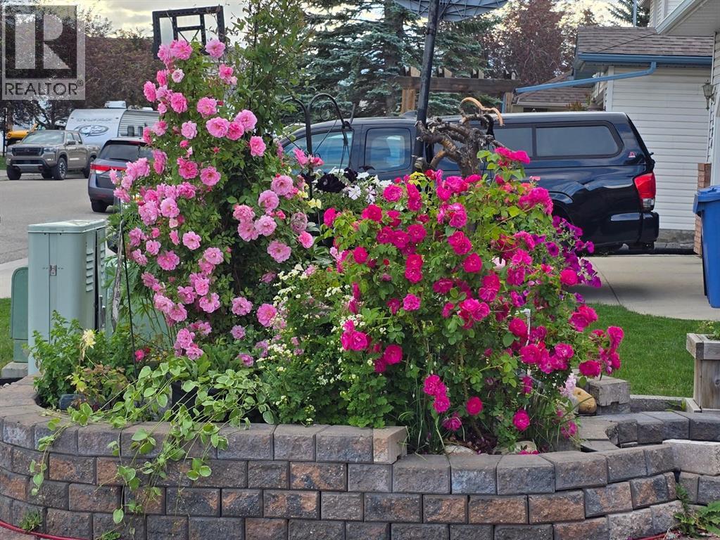 Single Family House Bungalow for Sale in  Hidden Vale Close NW Hidden Valley Calgary 