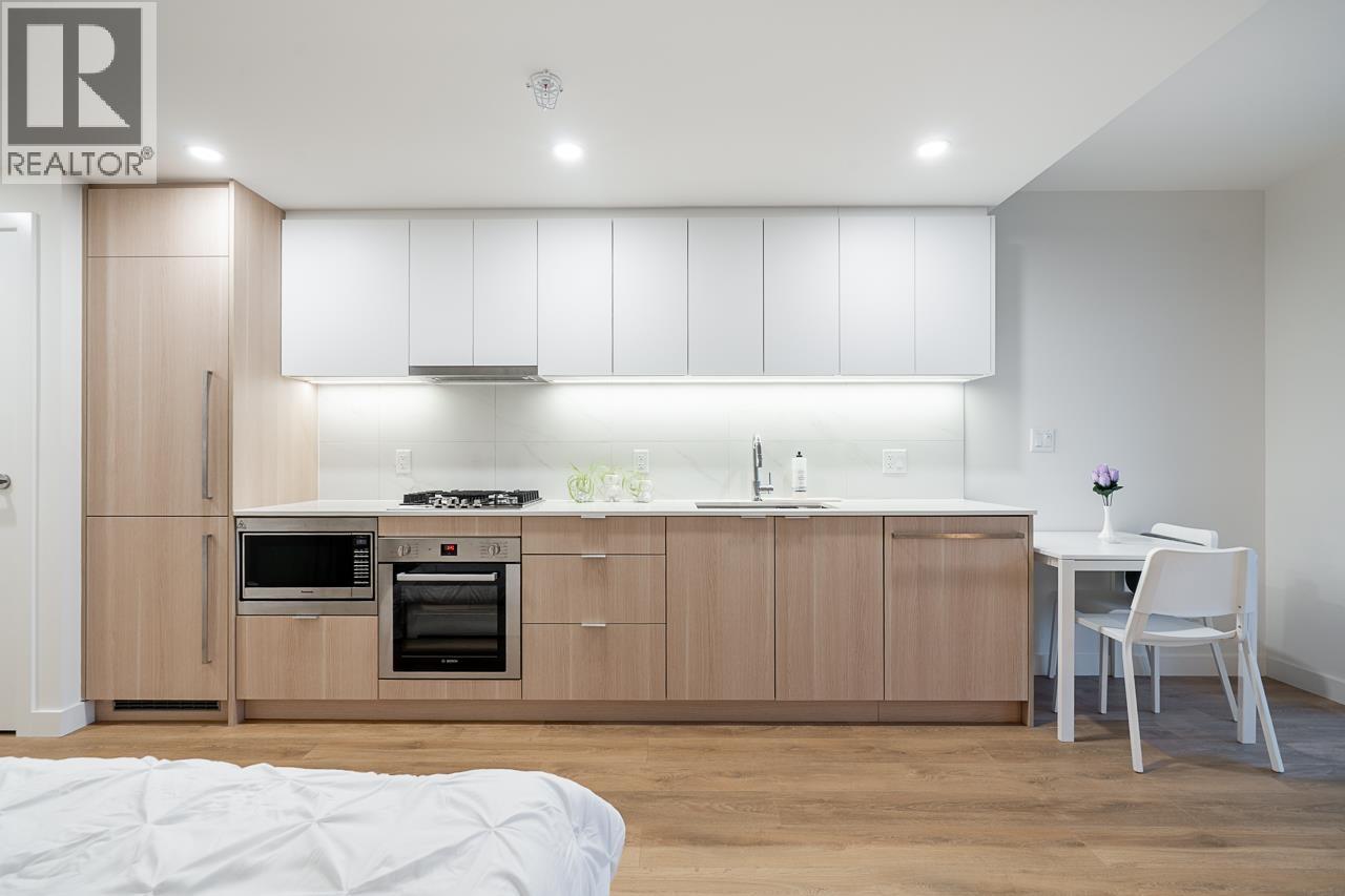 910 318 ALDERSON AVENUE