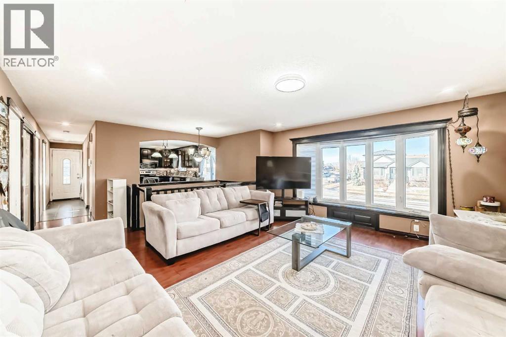 Single Family House Bi-level for Sale in  Temple Drive NE Temple Calgary 