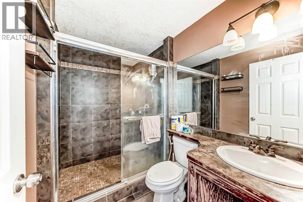 Single Family House Bi-level for Sale in  Temple Drive NE Temple Calgary 