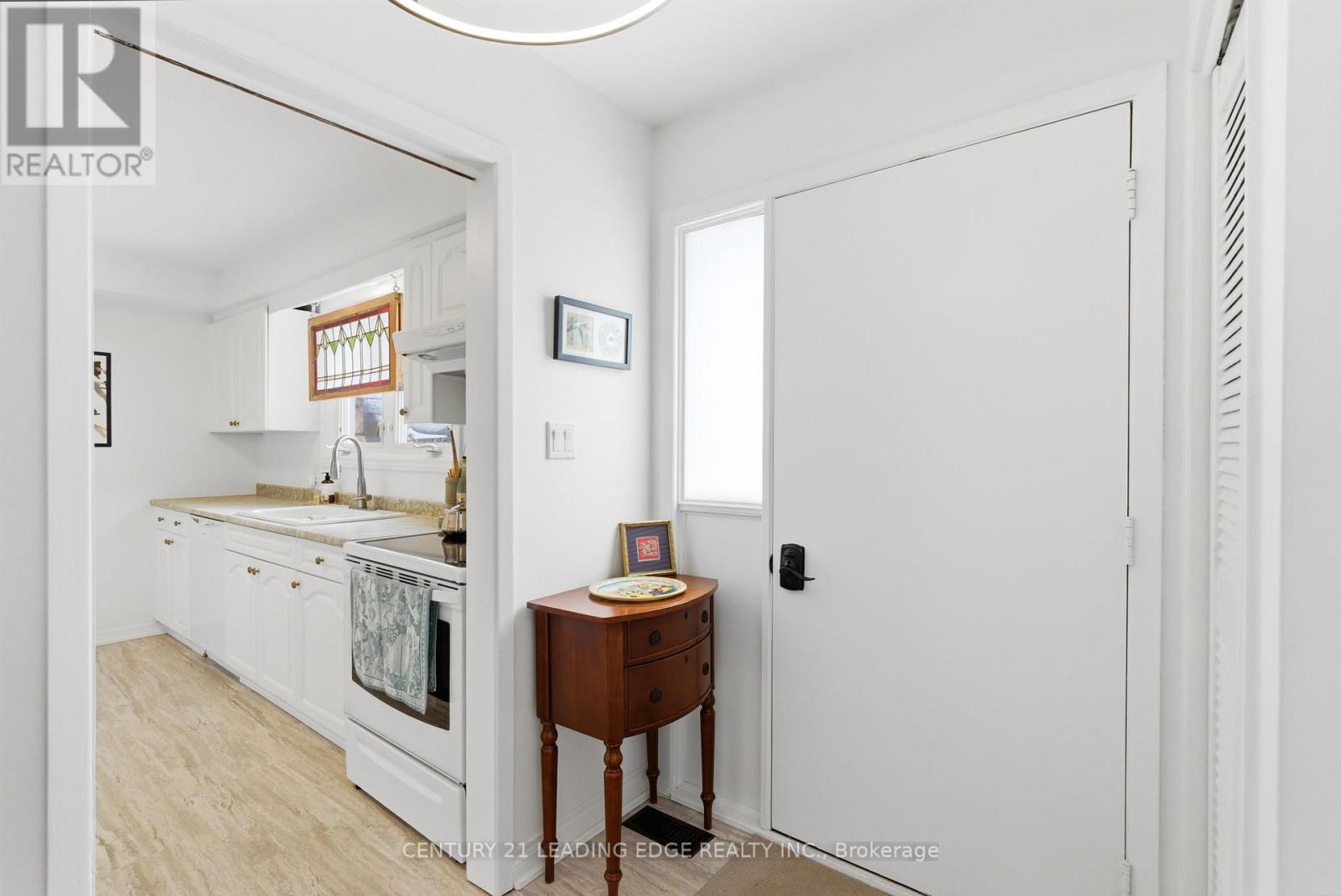 581 ARNHEM DRIVE - Photo 4 of 50, Oshawa (O'Neill), Ontario