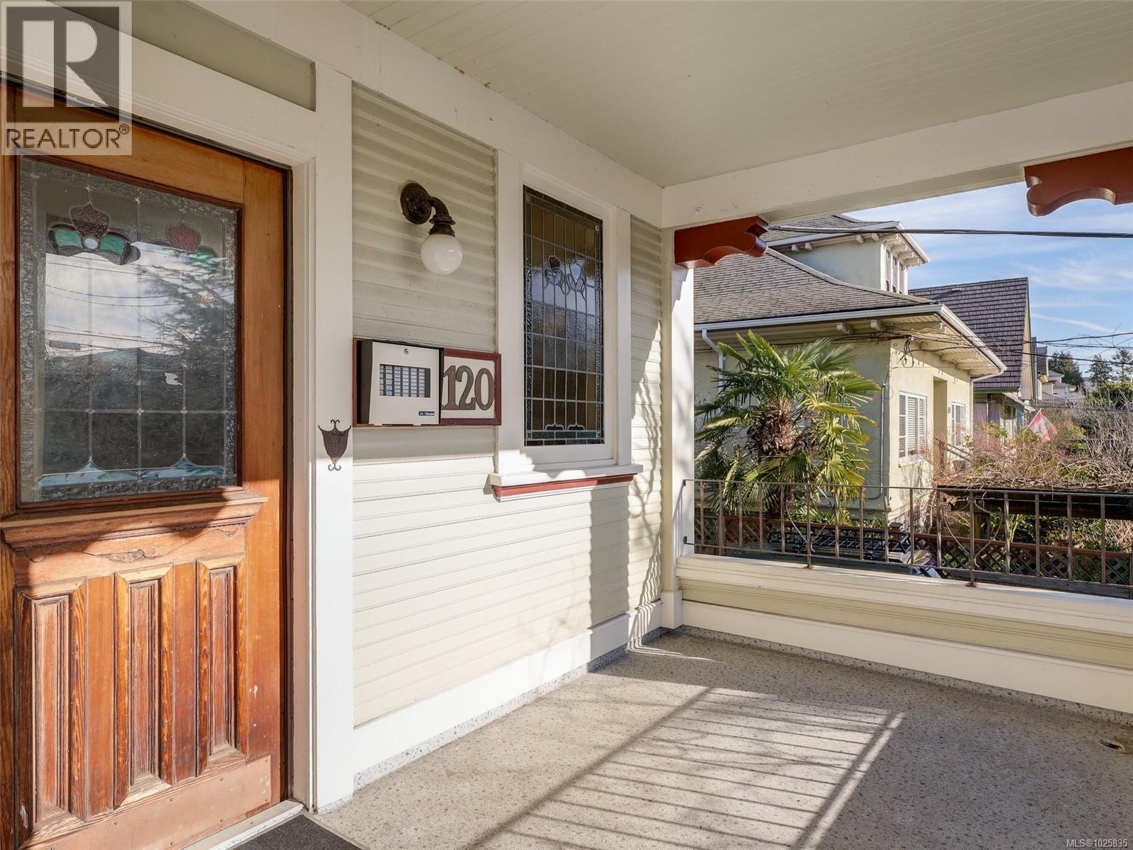 201 1120 Richardson Street, Victoria