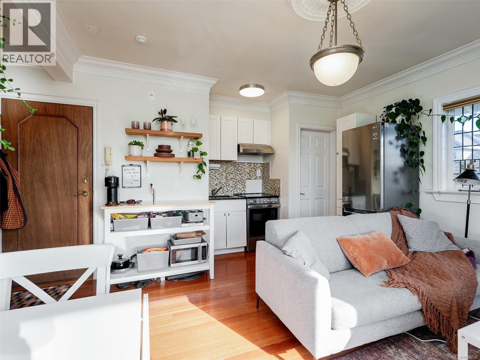 201 1120 Richardson Street, Victoria