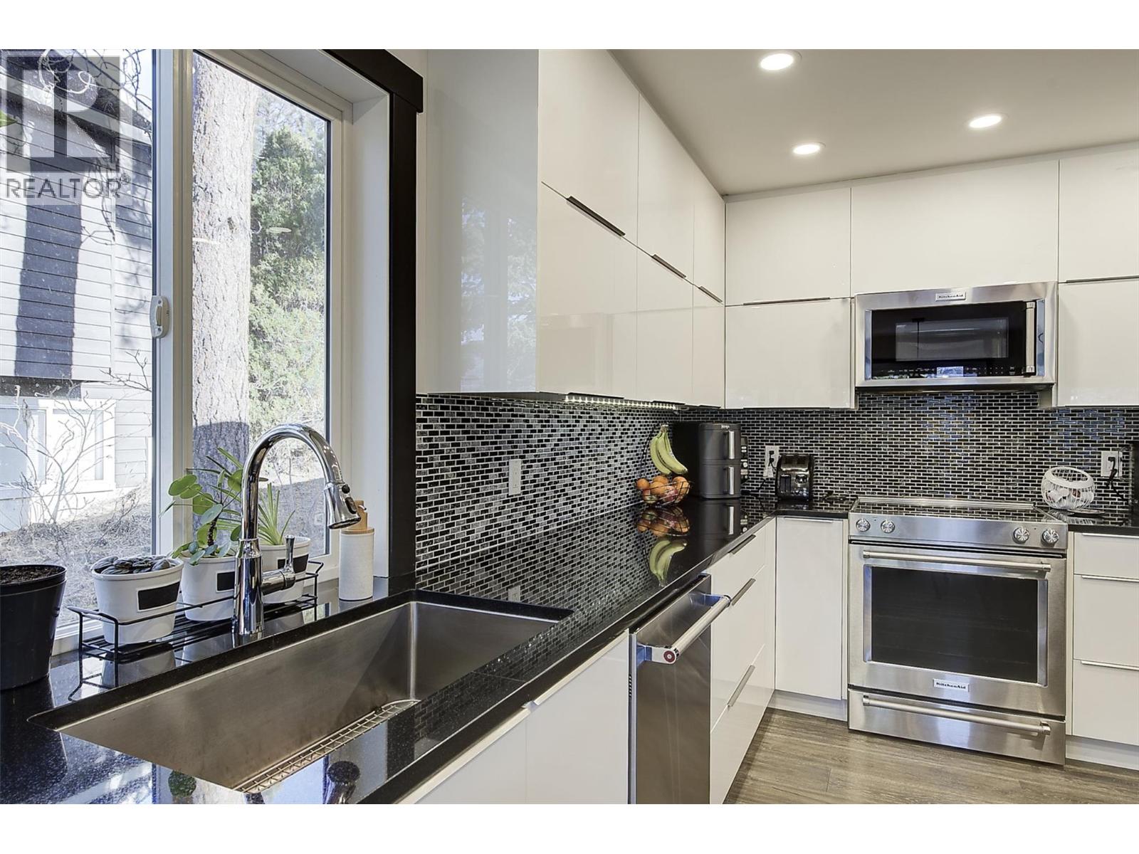 2094 Tomat Avenue, Kelowna