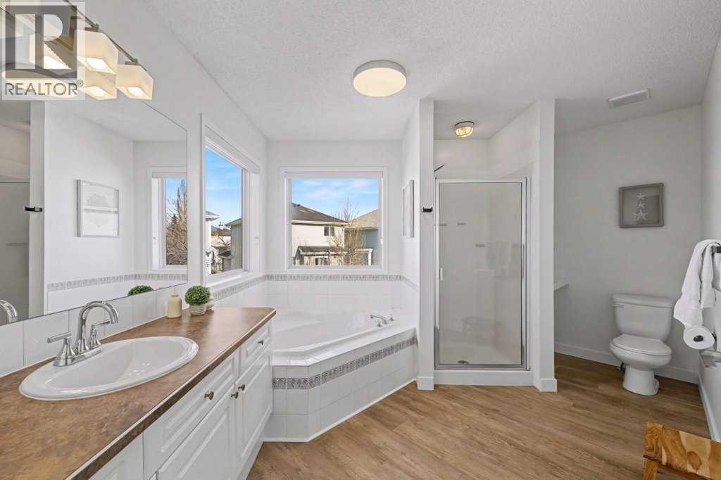 Single Family House for Sale in  Douglas Glen Crescent SE Douglasdale/Glen Calgary 