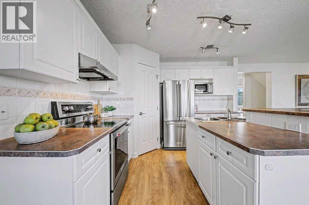 Single Family House for Sale in  Douglas Glen Crescent SE Douglasdale/Glen Calgary 