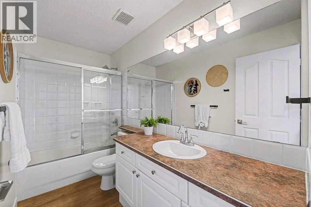 Single Family House for Sale in  Douglas Glen Crescent SE Douglasdale/Glen Calgary 