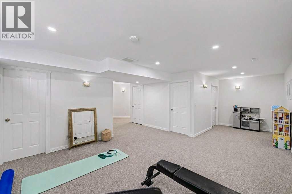 Single Family House for Sale in  Douglas Glen Crescent SE Douglasdale/Glen Calgary 