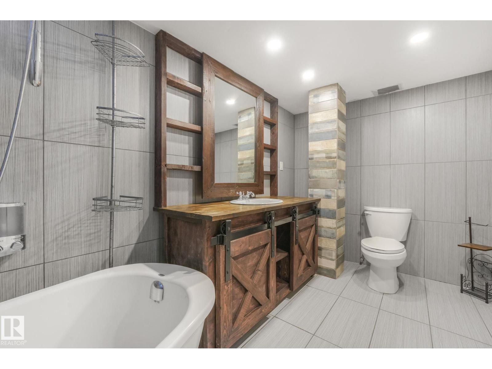 9007 135 AV NW, Edmonton