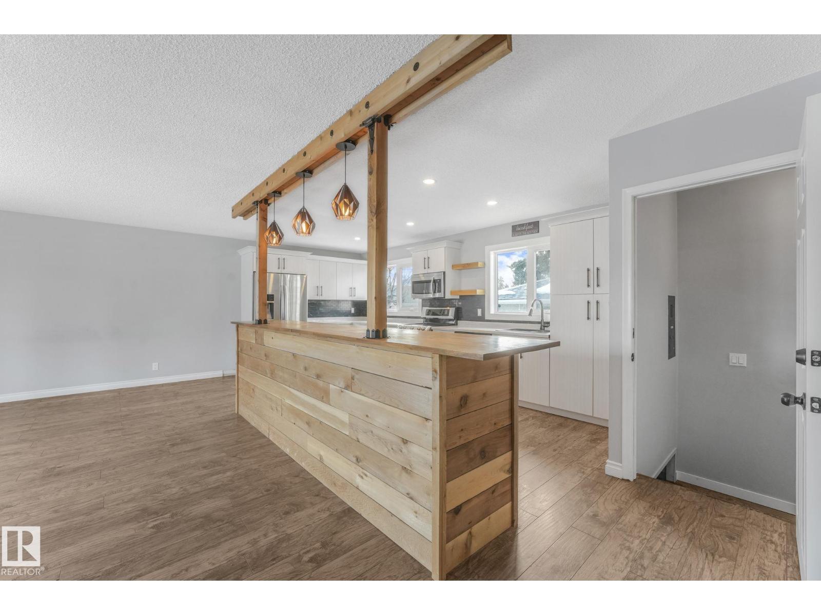 9007 135 AV NW, Edmonton