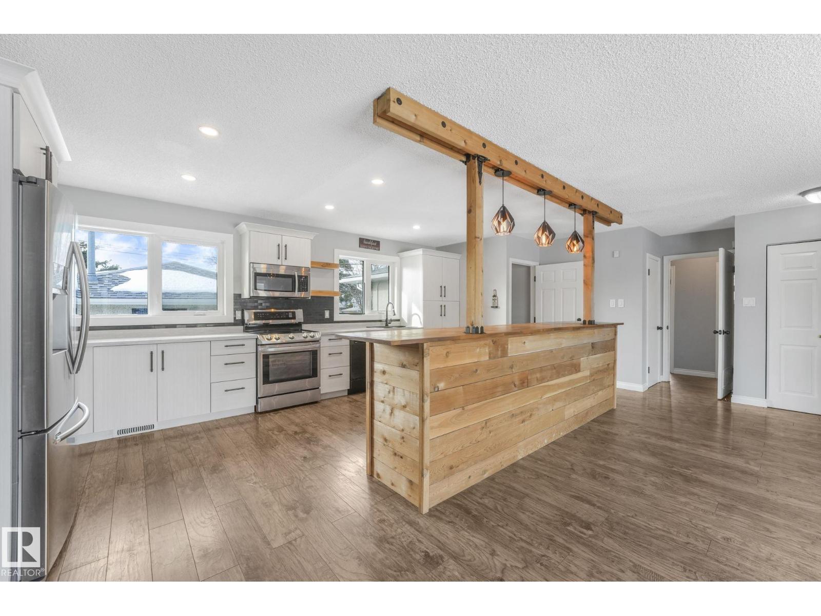 9007 135 AV NW, Edmonton