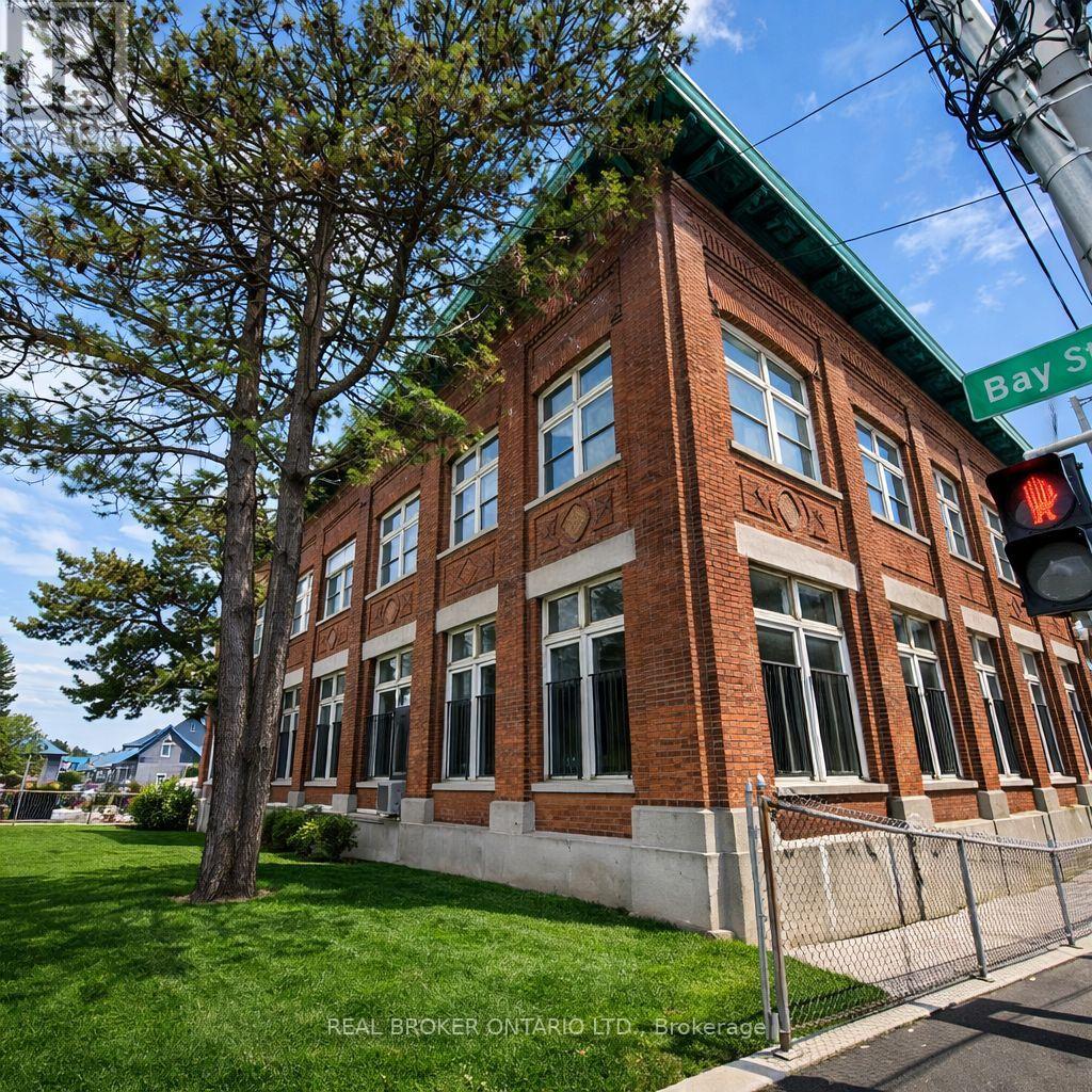 100 - 231 BAY STREET N