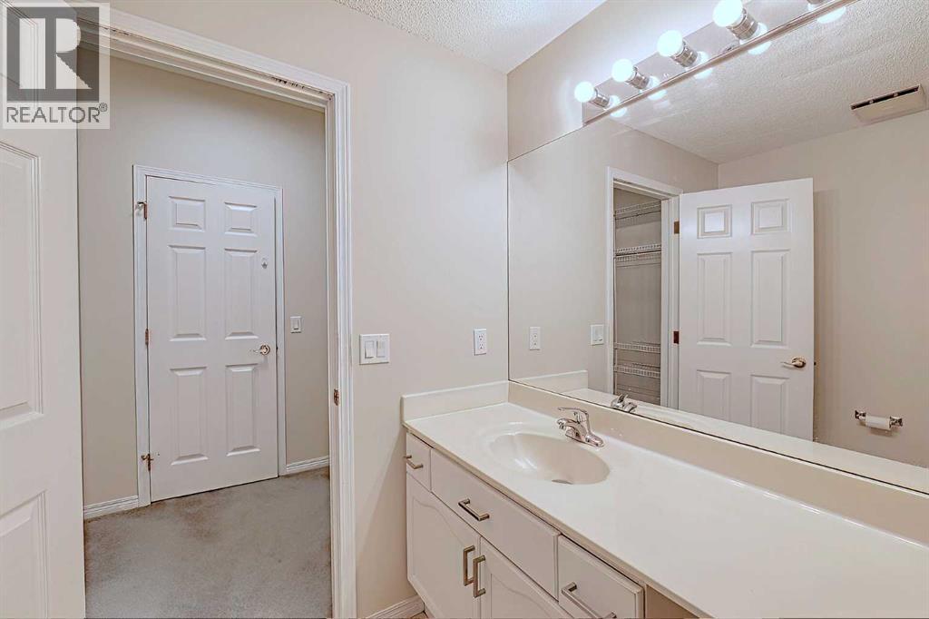 Single Family House for Sale in   Lincoln Way SW Lincoln Park Calgary 