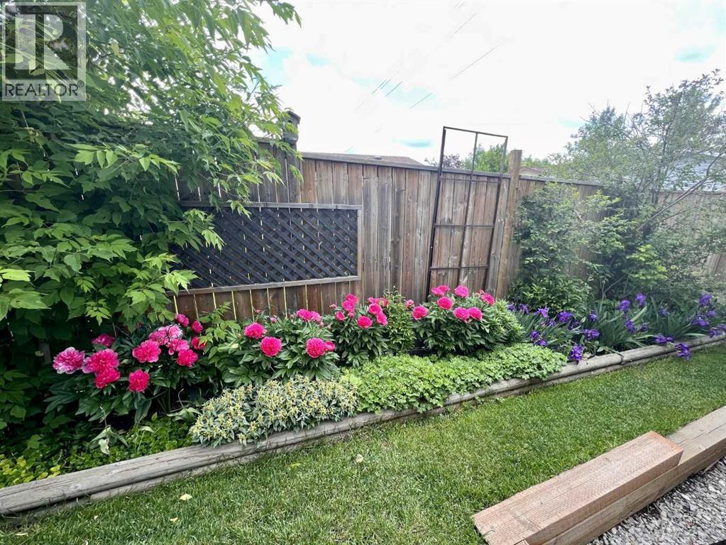 Single Family House Bi-level for Sale in  Temple Drive NE Temple Calgary 