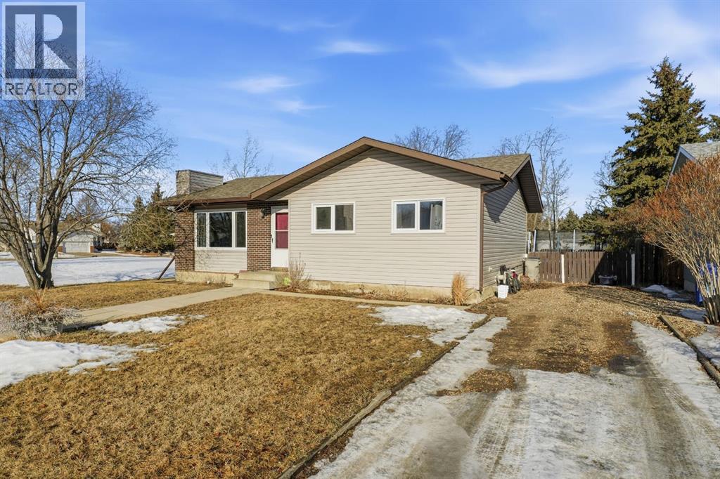 6122 38 Avenue - Photo 2 of 32, Stettler, Alberta