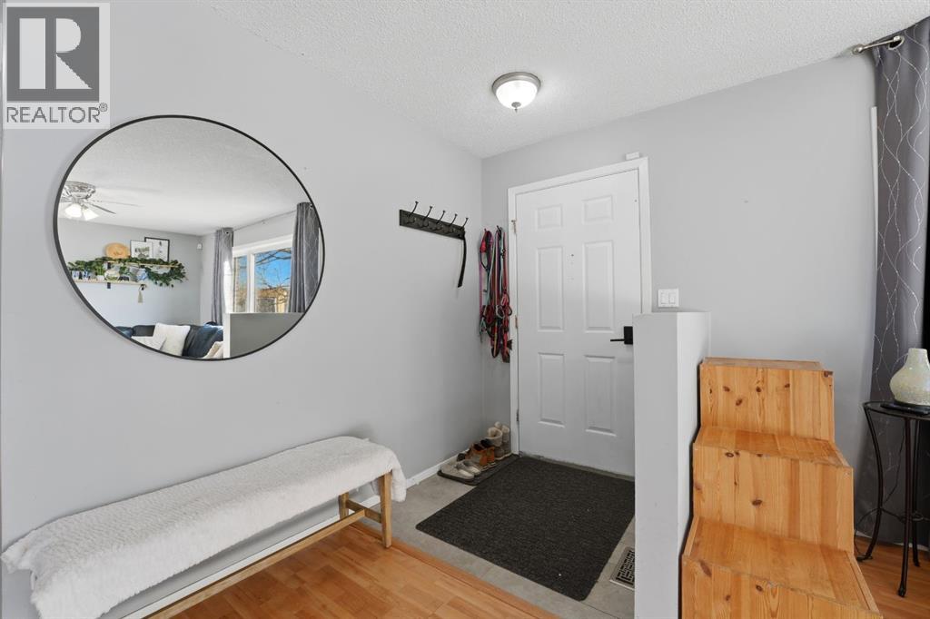 6122 38 Avenue - Photo 4 of 32, Stettler, Alberta