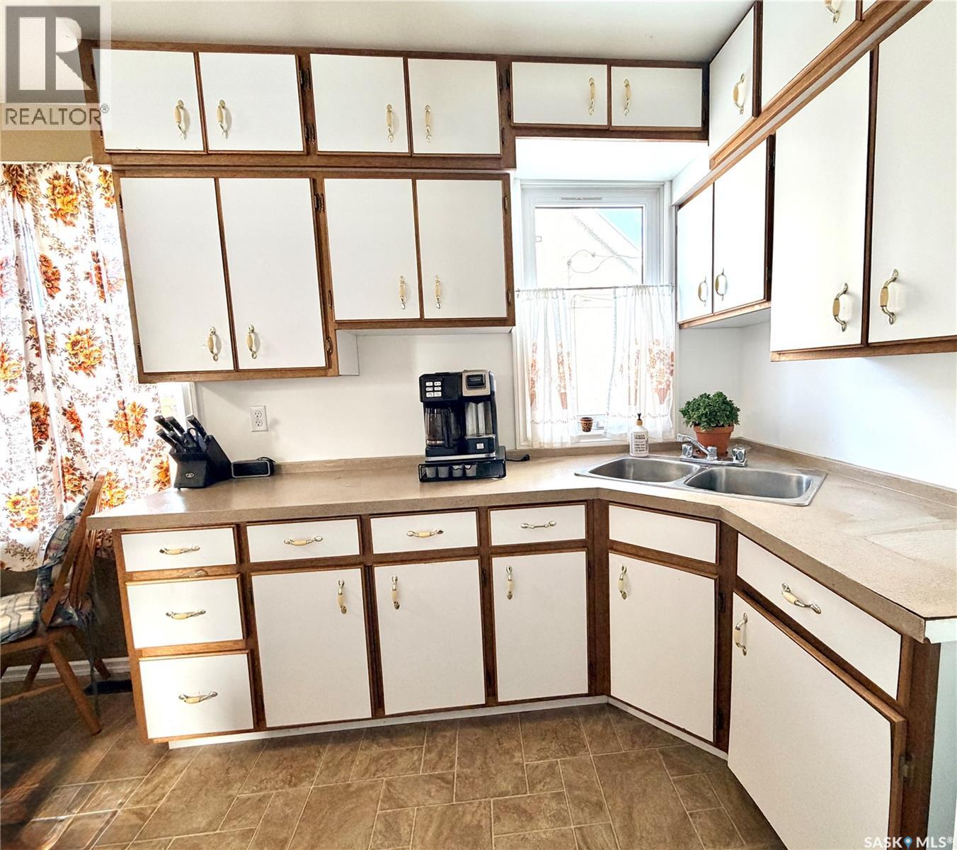 1382 107th STREET - Photo 3 of 19, North Battleford, Saskatchewan