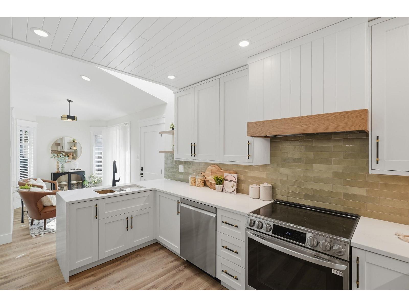 100 8737 212 STREET, Langley