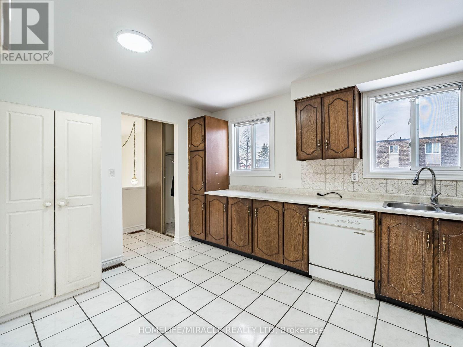 209 APACHE TRAIL - 10