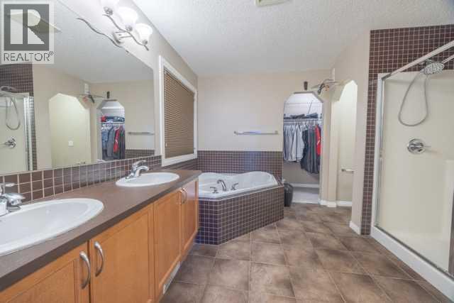 Single Family House for Sale in  Crestmont Way SW Crestmont Calgary 