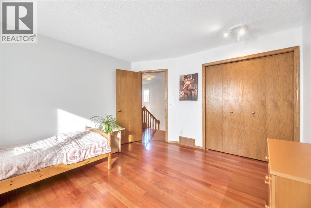 Single Family House for Sale in  Hawkwood Boulevard NW Hawkwood Calgary 