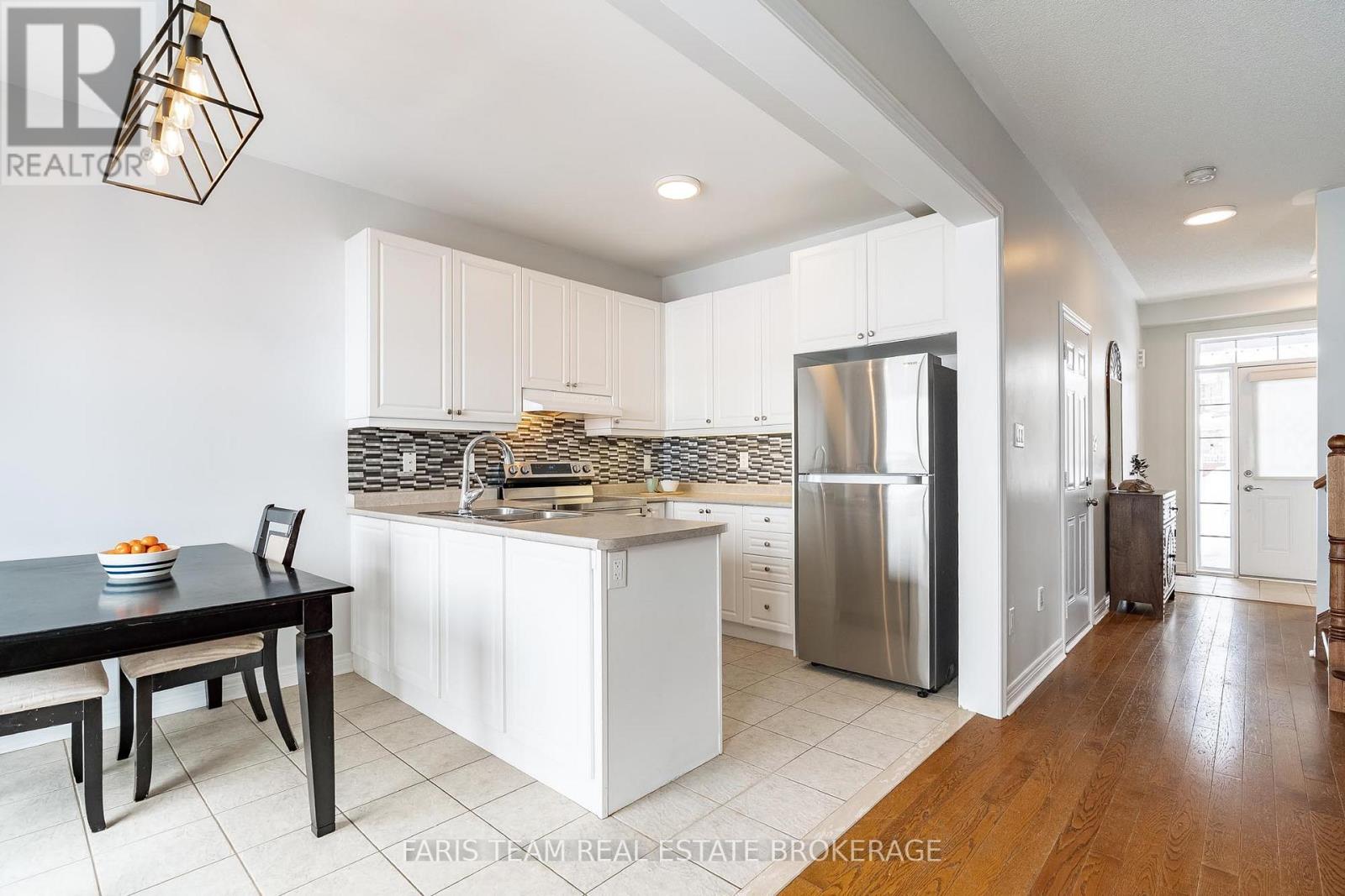 40 FORSYTH CRESCENT - Photo 5 of 45, Barrie (West Bayfield), Ontario